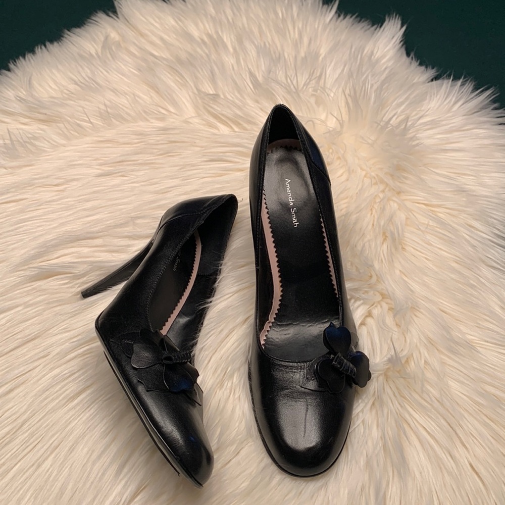 Amanda Smith black heels